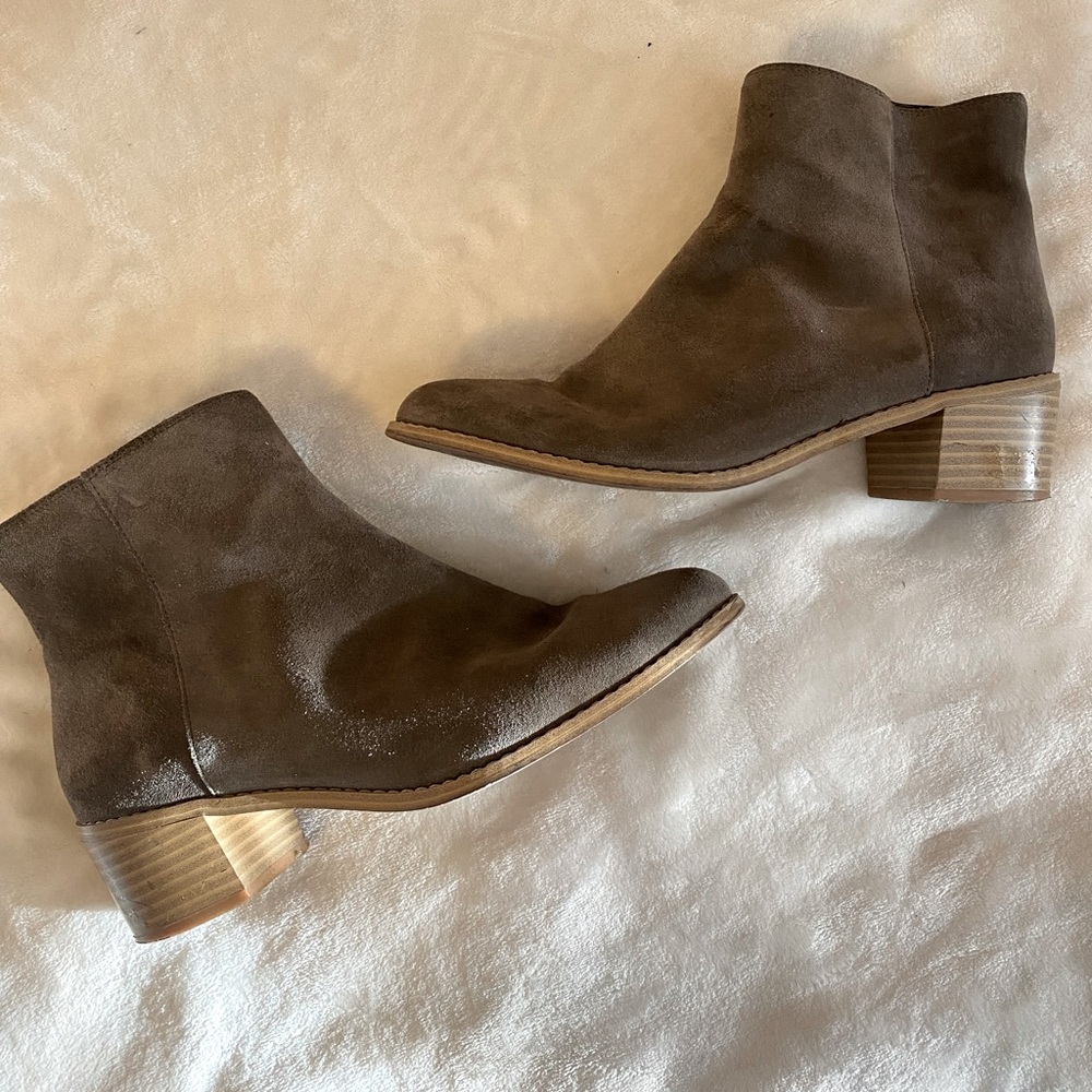 Clark’s Taupe Gray Suede Ankle Boots Size 7.5